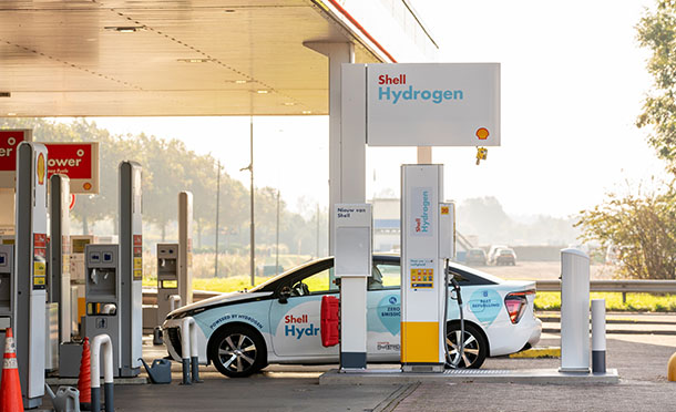 Car refuelling at Shell Hydrogen station (photo)
