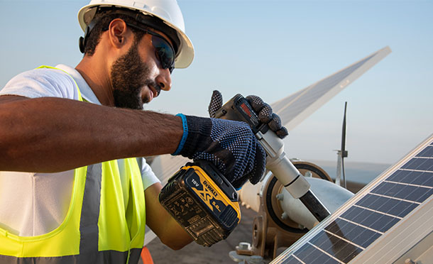Engineer installing solar panels (photo)