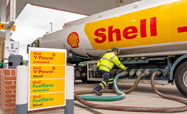 Shell tanker at Shell retail site (photo)
