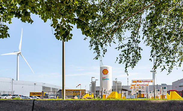 Shell site offering customers Shell BioLNG and Shell Renewable Diesel  (photo)