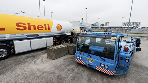 Shell tank truck under maintenance (photo)