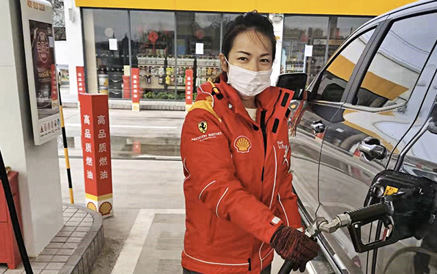 Shell's refuelling stations are helping to keep emergency and delivery services on the roads. (photo)