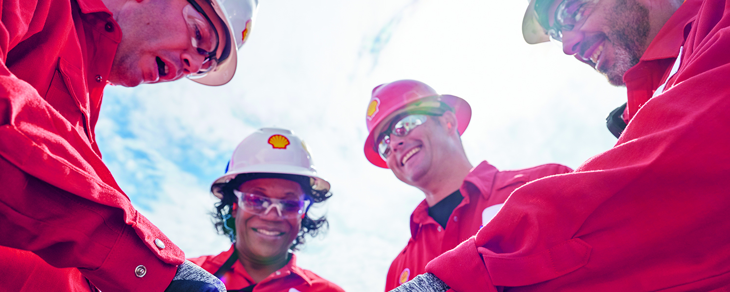 Colleagues at the Shell Catalyst & Technologies plant in Port Allen, Louisiana, USA (photo)
