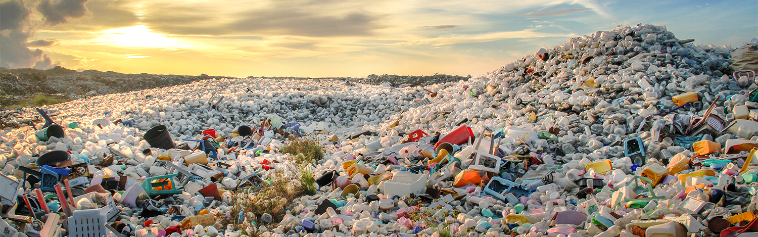 Chapter entry image: A landfill site full with plastic waste. (photo)