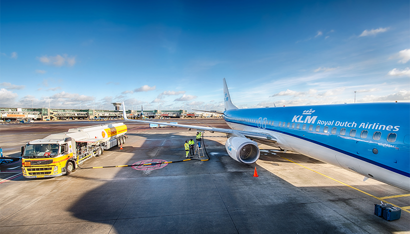 Charging of a KLM plane with Shell sustainable aviation fuel. (photo)