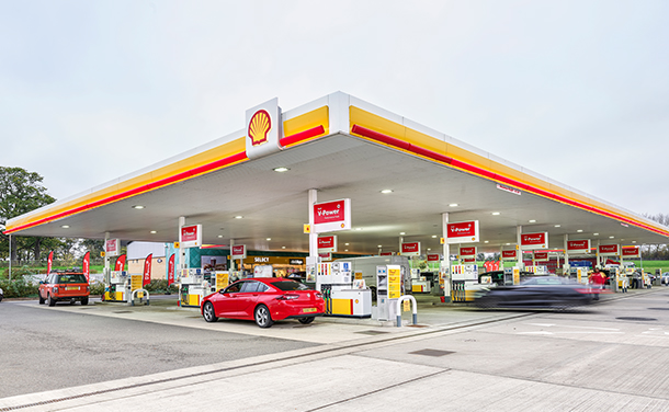 A self-serving Shell petrol station in Cobham, UK. (photo)