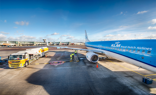Charging of a KLM plane with Shell sustainable aviation fuel. (photo)