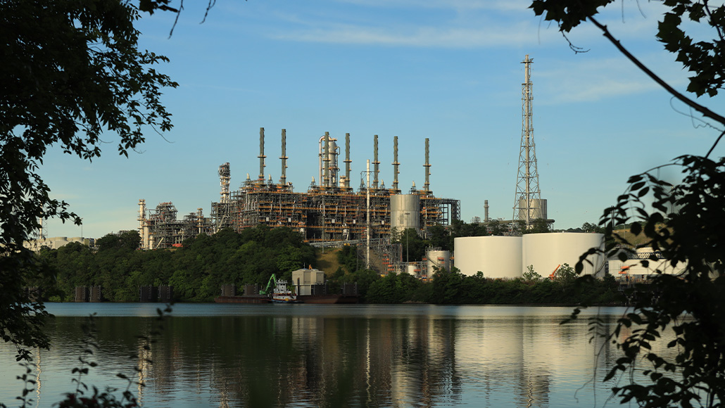 We operate multiple refining, blending and chemical manufacturing facilities in several states. Image shows Monaca site, USA (photo)